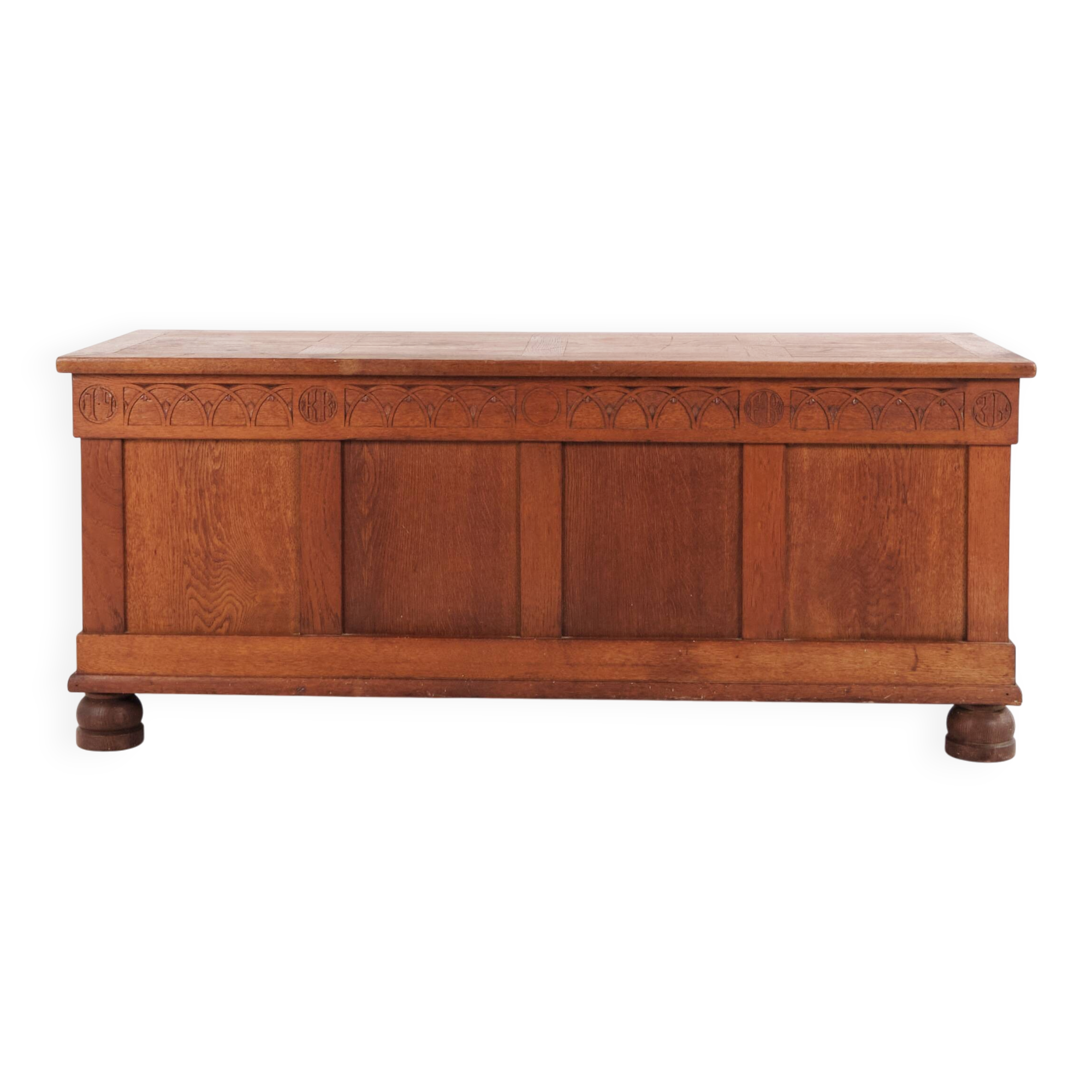 Chest – Oak – Carved details – Round legs – c. 1920s