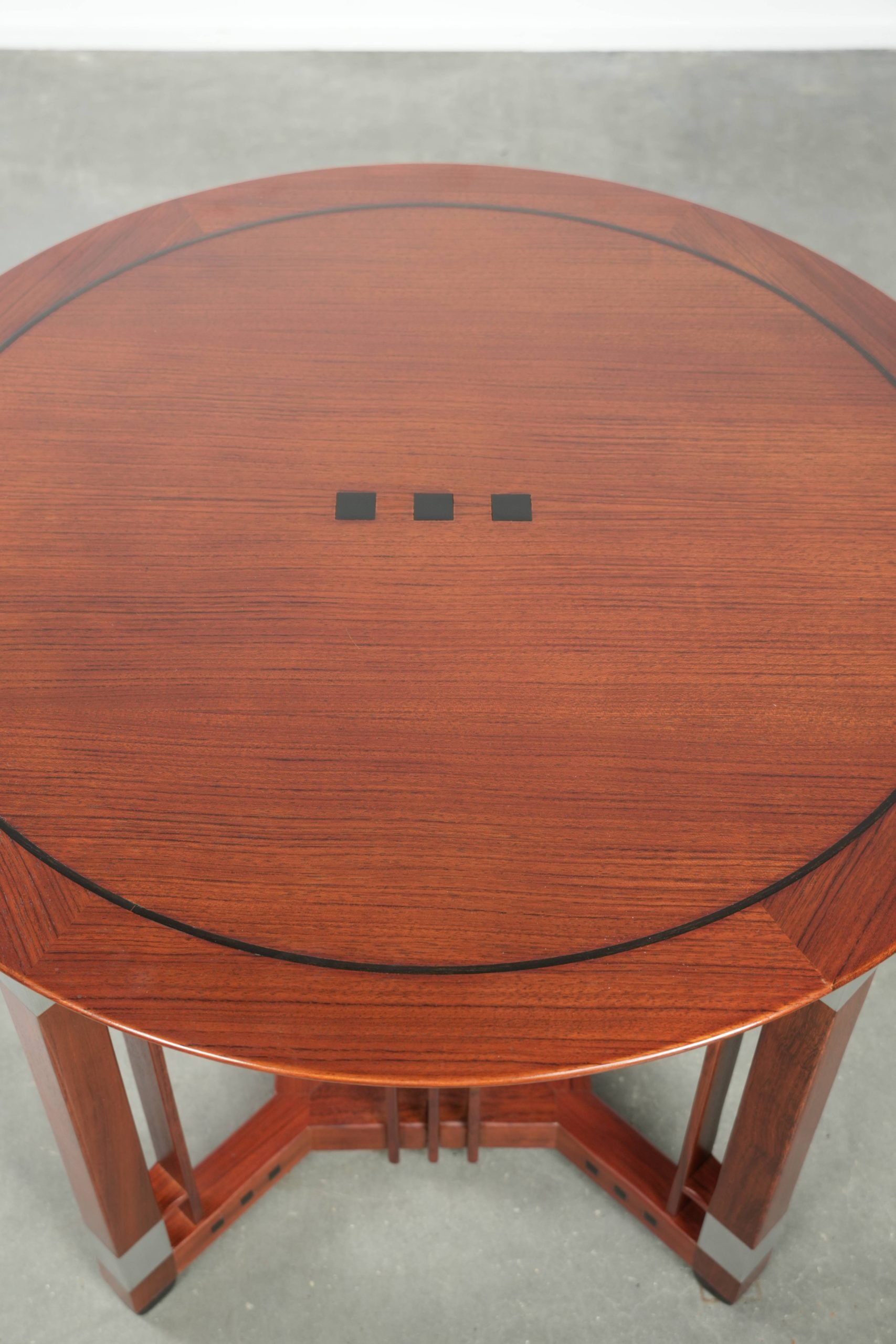 Beautiful round Art Deco design side/coffee table