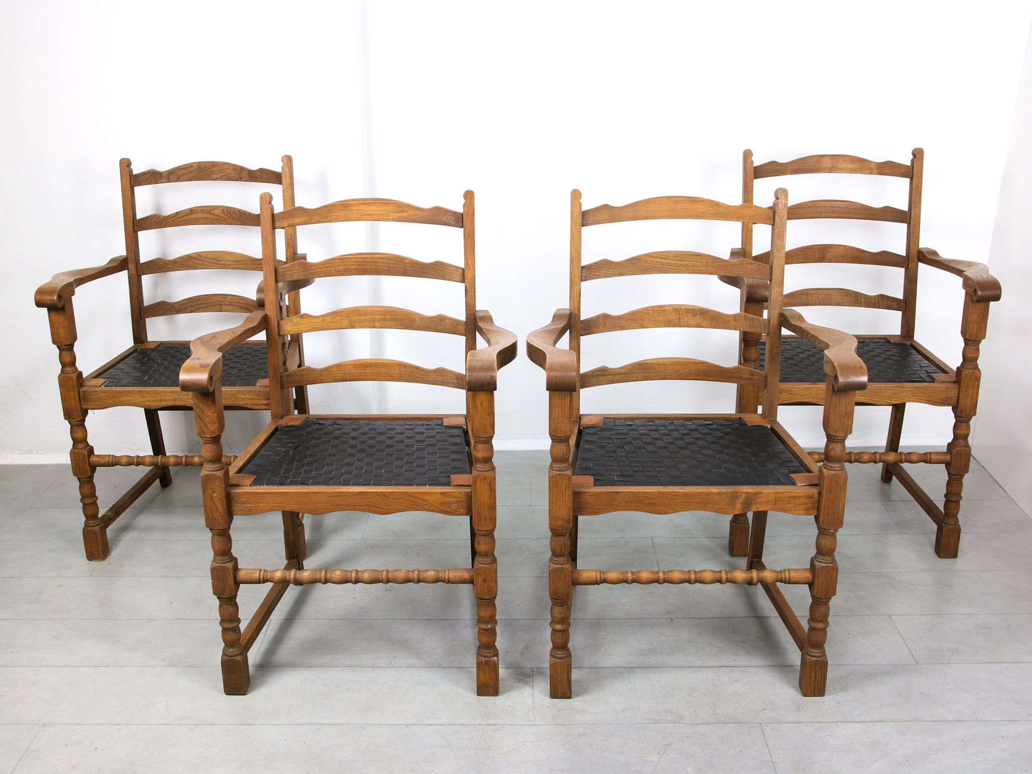 Chaises médiévales vintage en chêne, lot de 4
