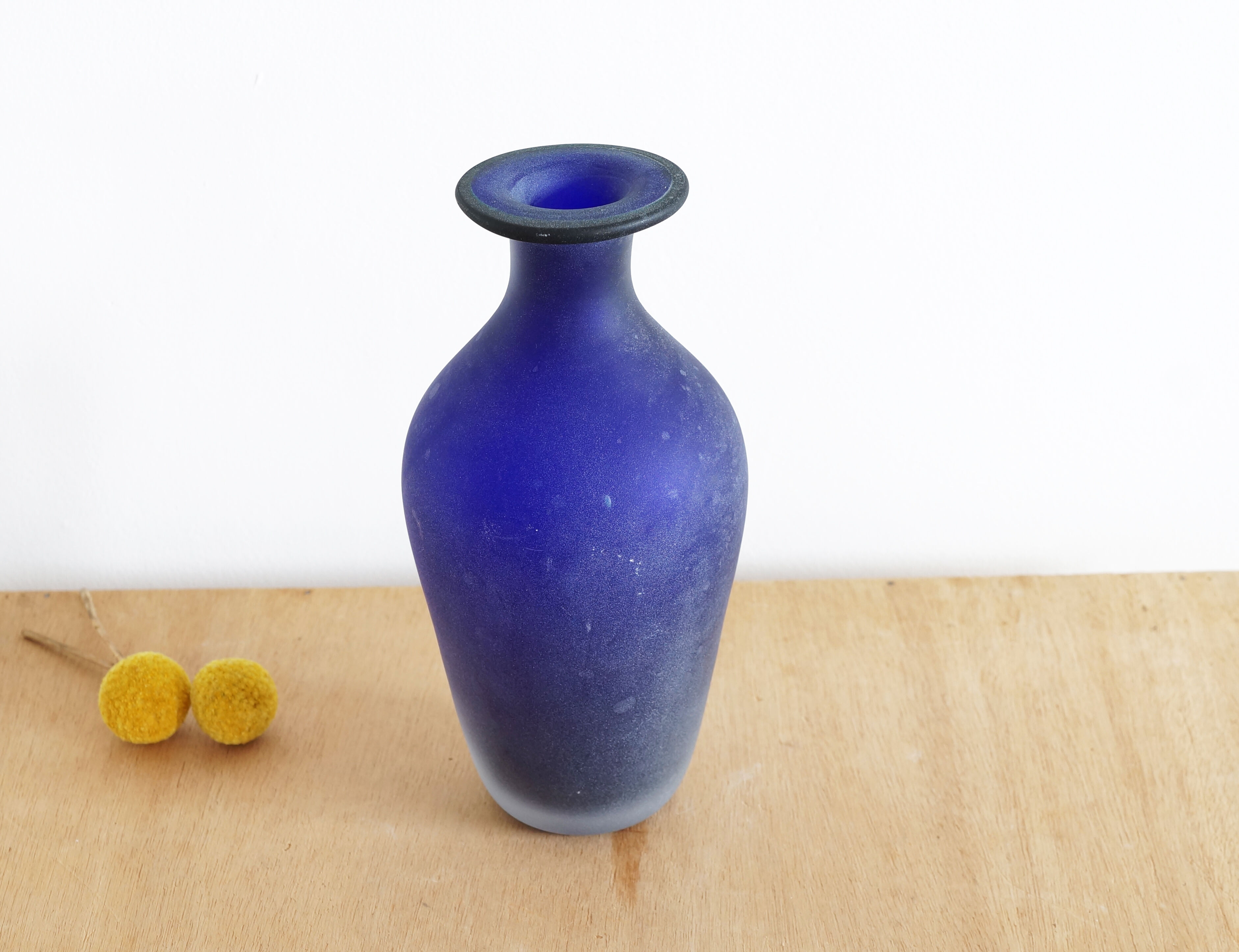 Vase in dark blue glass paste