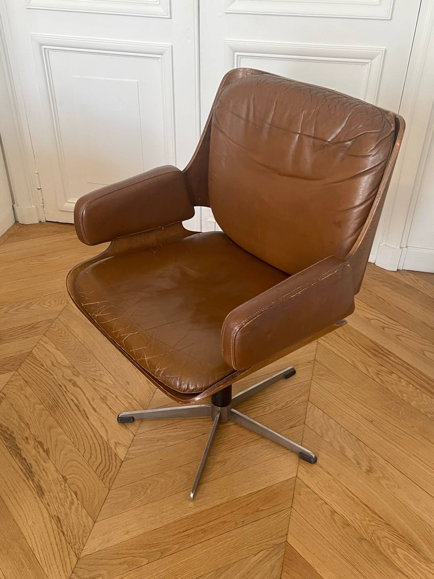 Vintage swivel chair in wood and leather