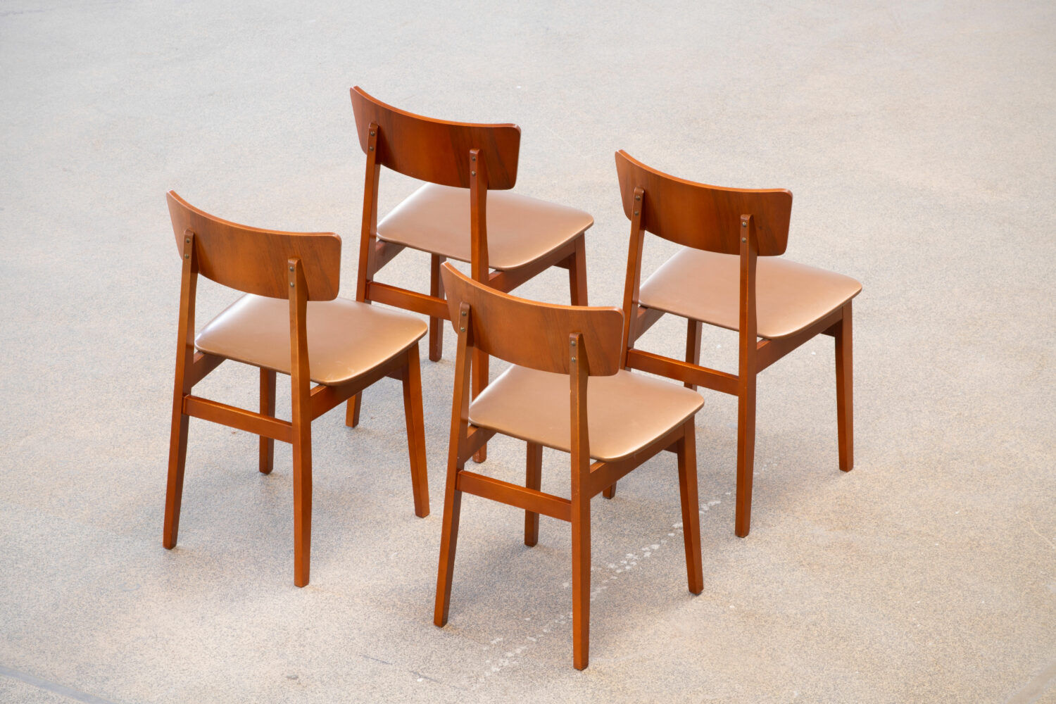 Series of 4 scandinavian chairs with curved back 1960