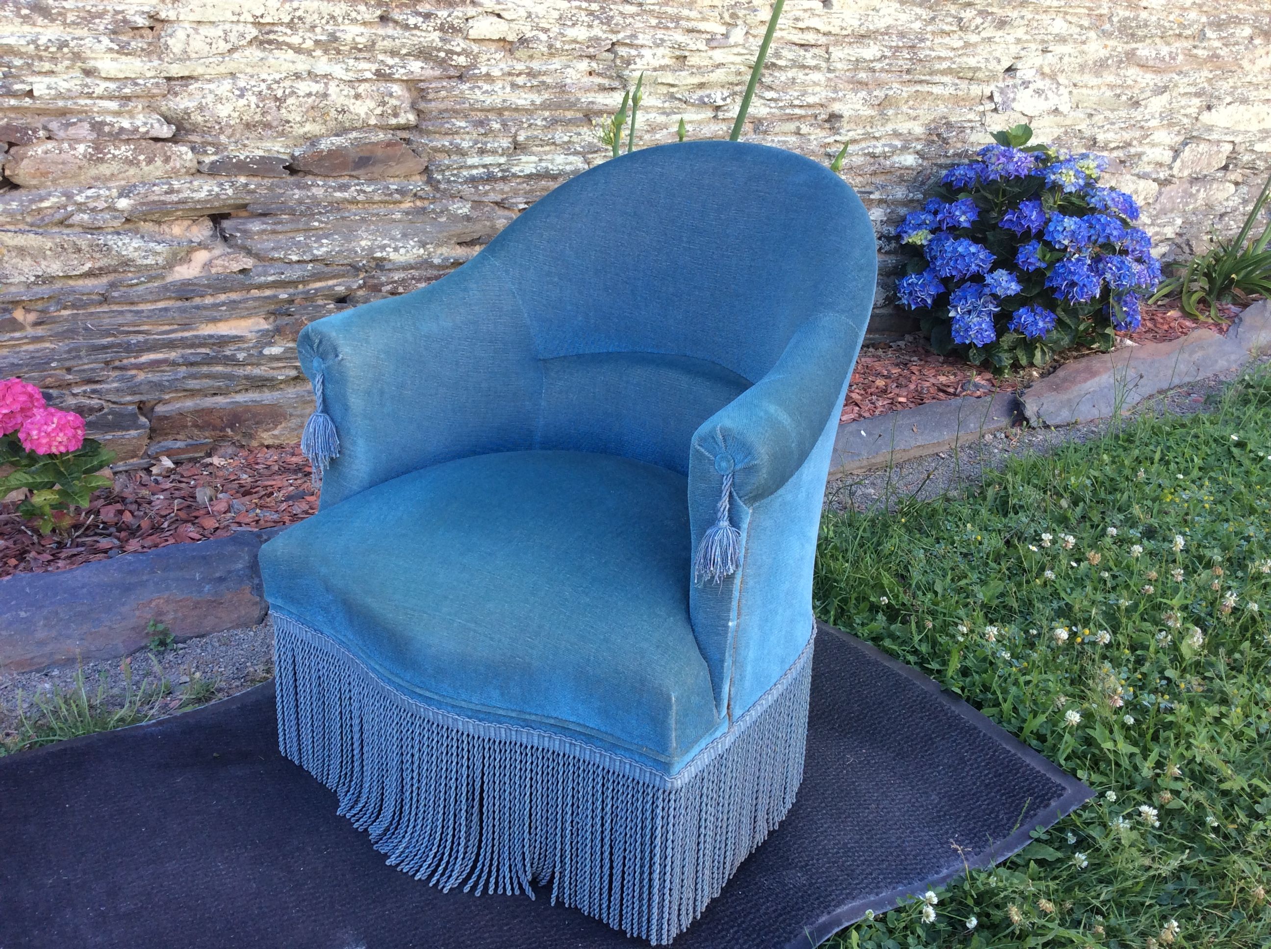 Fauteuil crapaud vintage solitaire à velours bleu | Selency