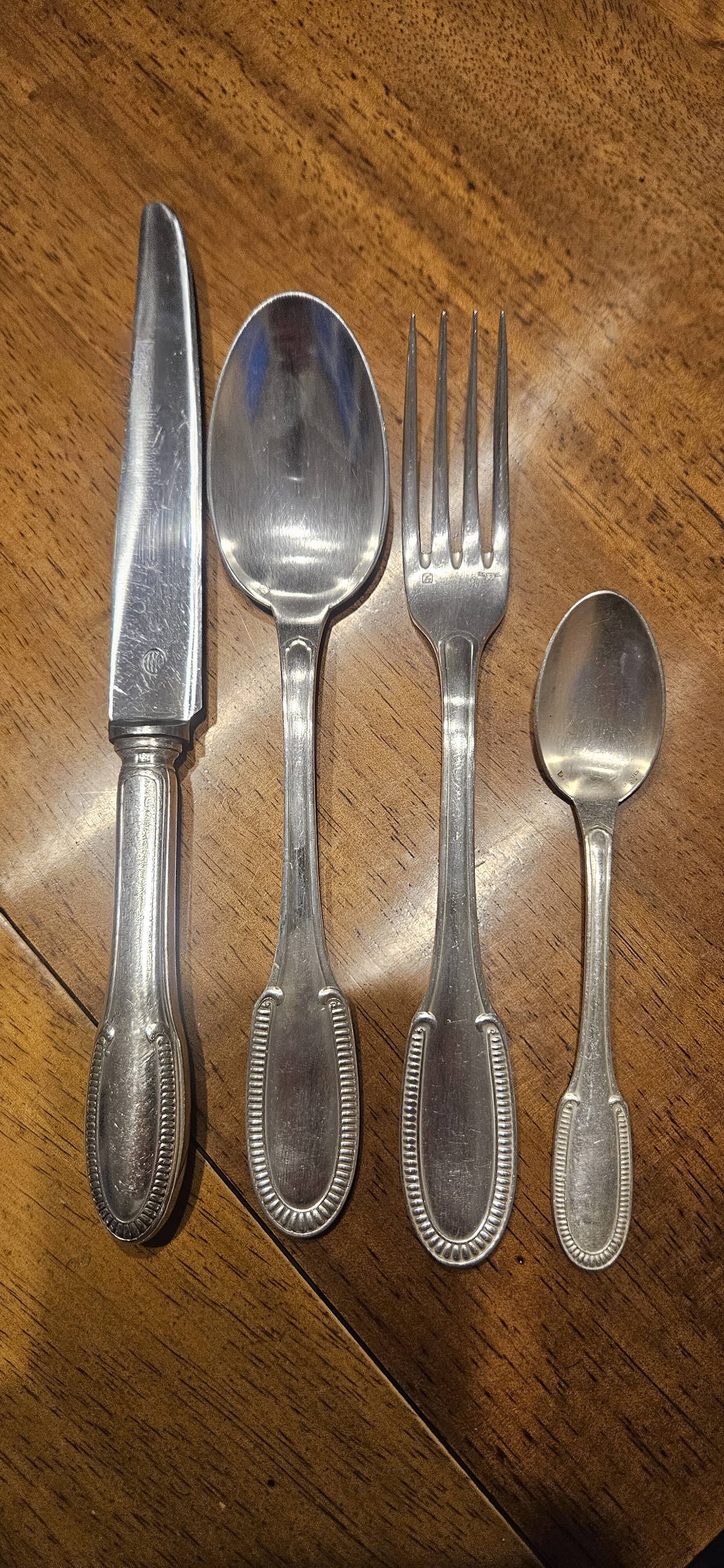 Service for 12 place settings + 6 ERCUIS GODRONS model silver-plated knives, 24.5 cm