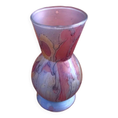Vase piedouche  Pate de verre nuances de lilas et jaune sur fond bleu