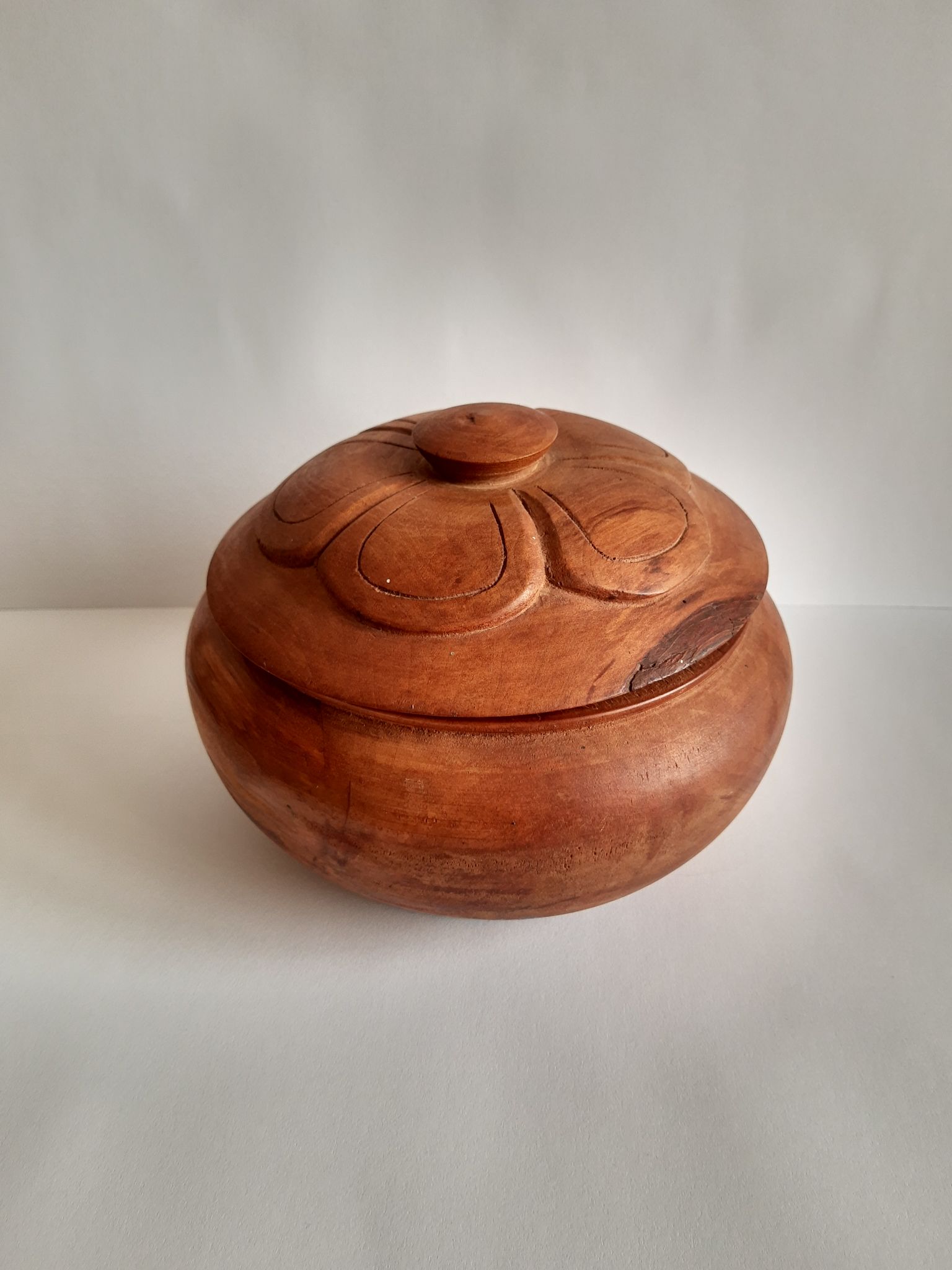 Round box with olive wood lid - vintage