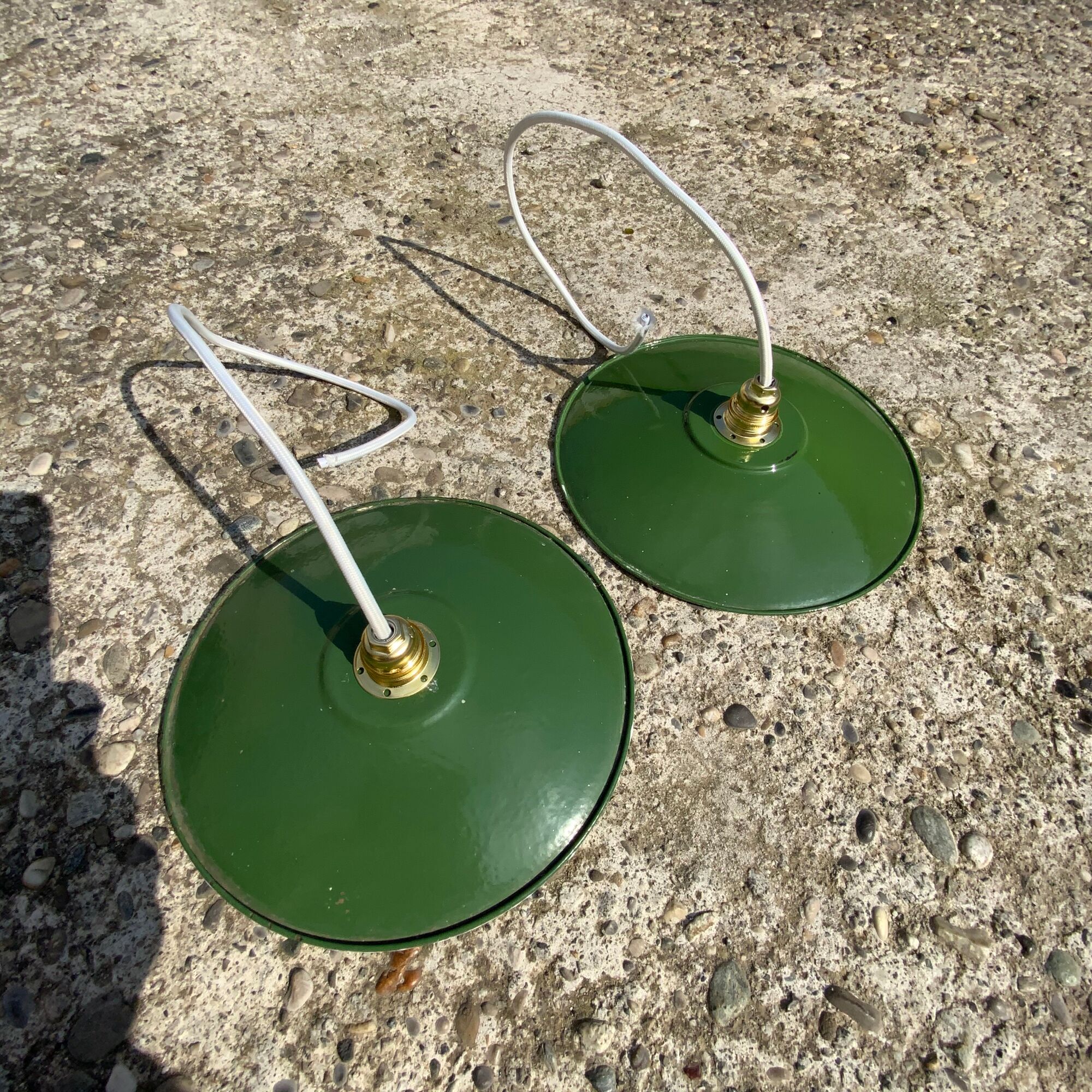 Pair of vintage suspension green and white enamelled sheet - 24 cm firm undue