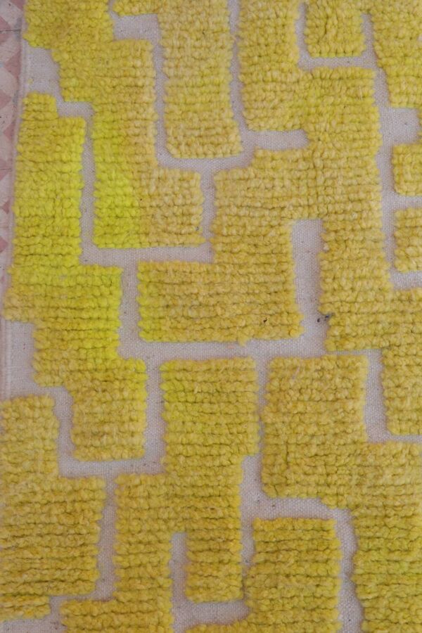 Tapis berbère marocain de couloir jaune citron à reliefs