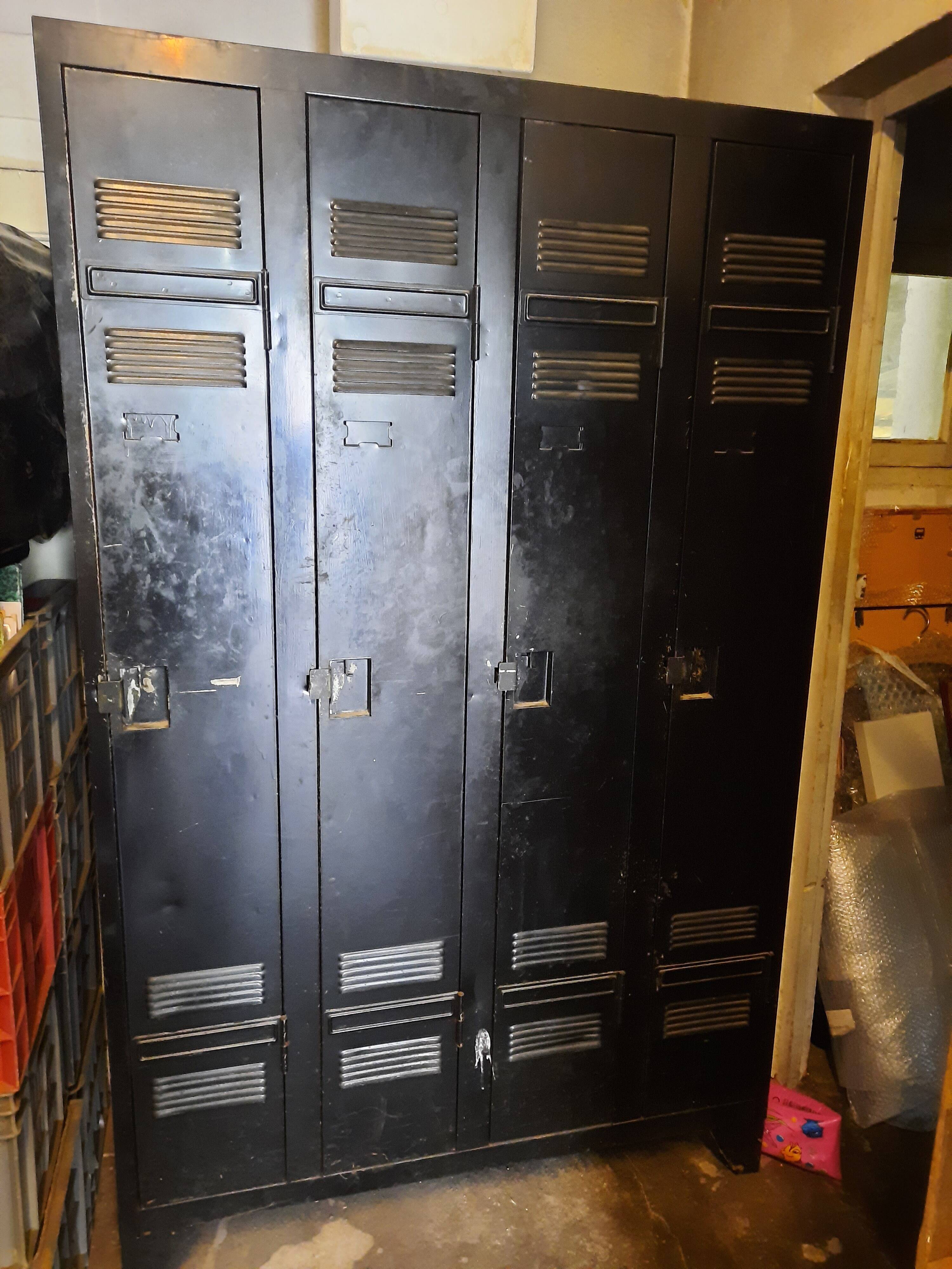 Vintage iron changing room 4 compartments