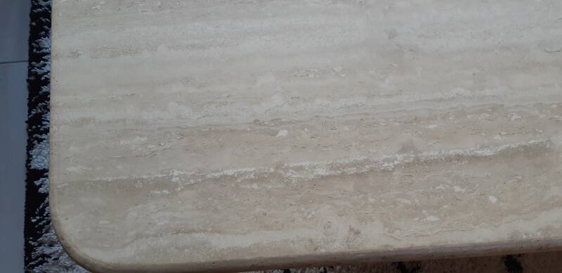 Table basse en travertin beige clair polie.