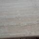 Table basse en travertin beige clair polie.