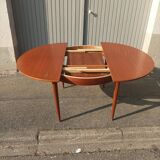 Scandinavian table with integrated extension