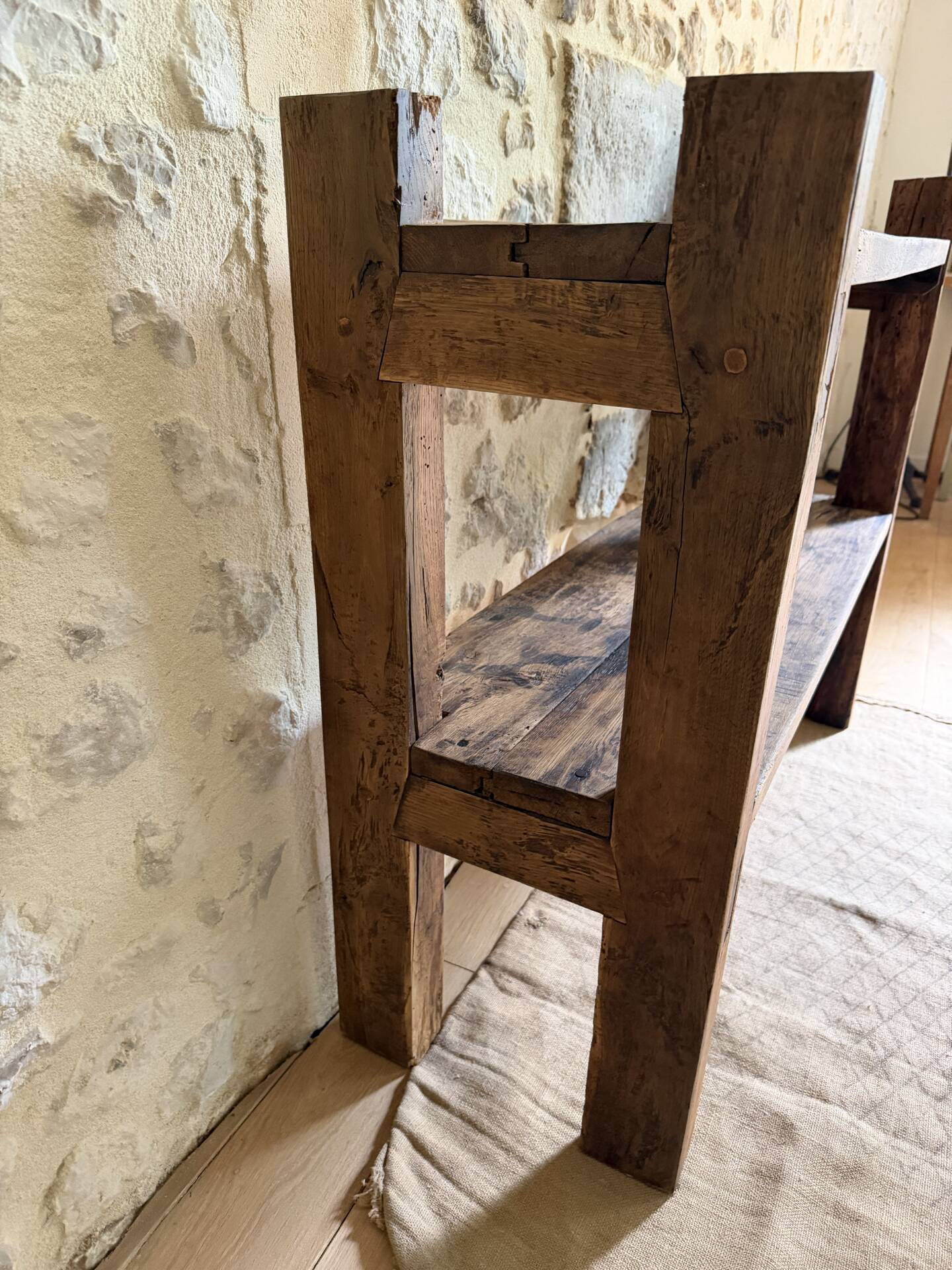 Étagère sur pieds en bois brut, art populaire