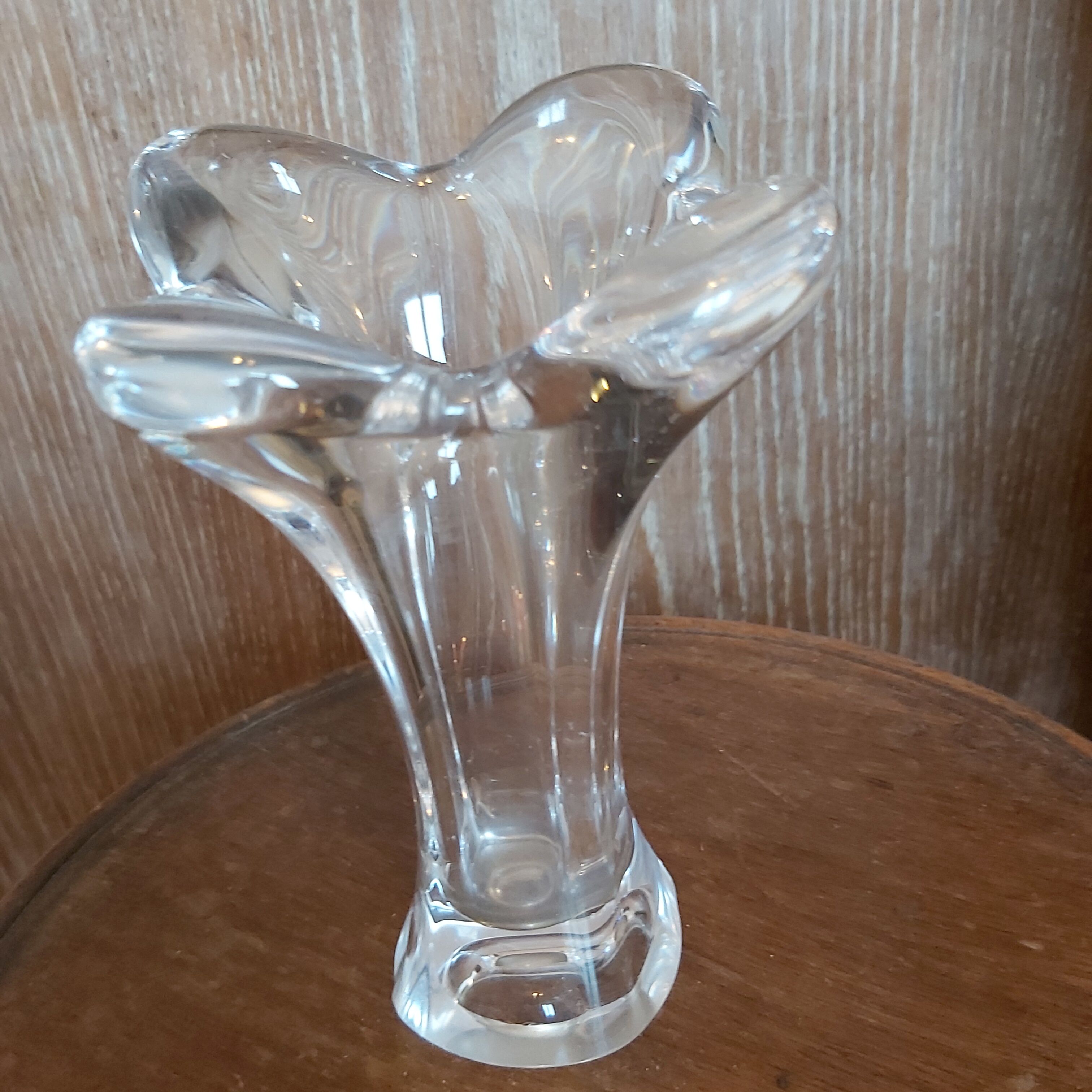 Corolla-shaped vase in bayer crystal