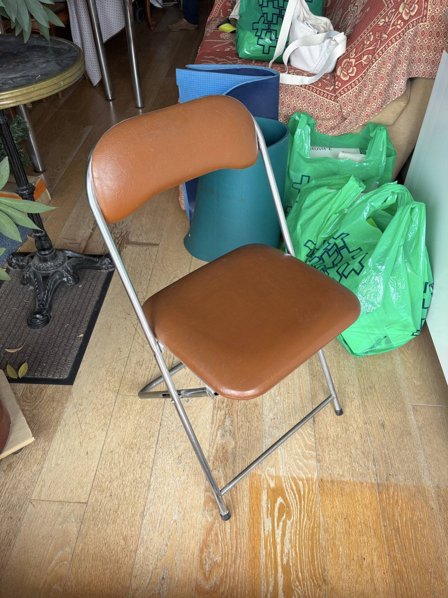 Brown folding chair in vinyl and steel