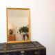 Miroir doré rectangulaire vintage, cadre en bois mouluré avec perles et feu