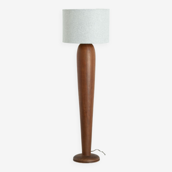 Lamp with oblong foot