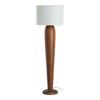 Lamp with oblong foot