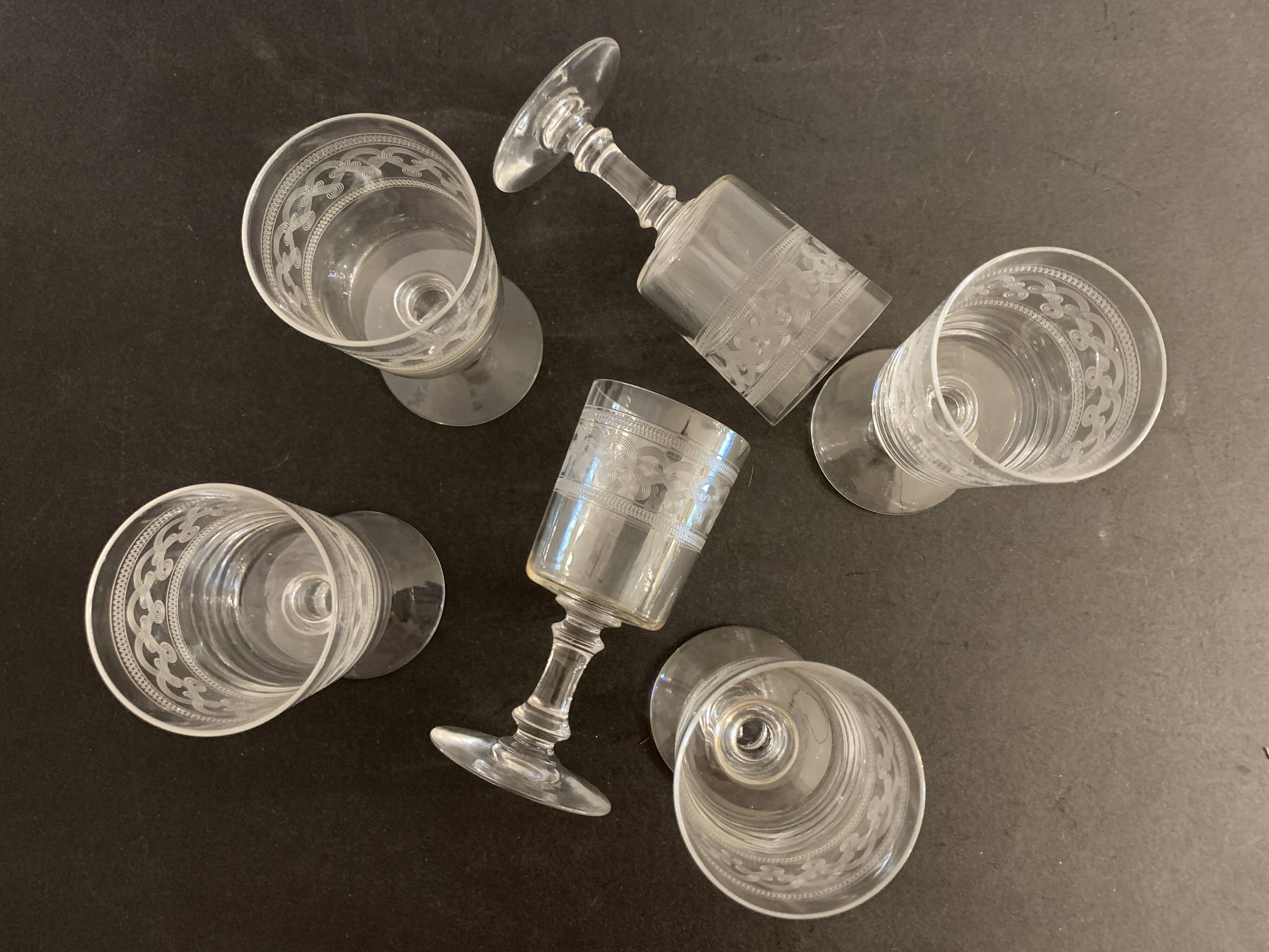 6 glasses on foot in engraved and blown crystal, height 12.5 cm