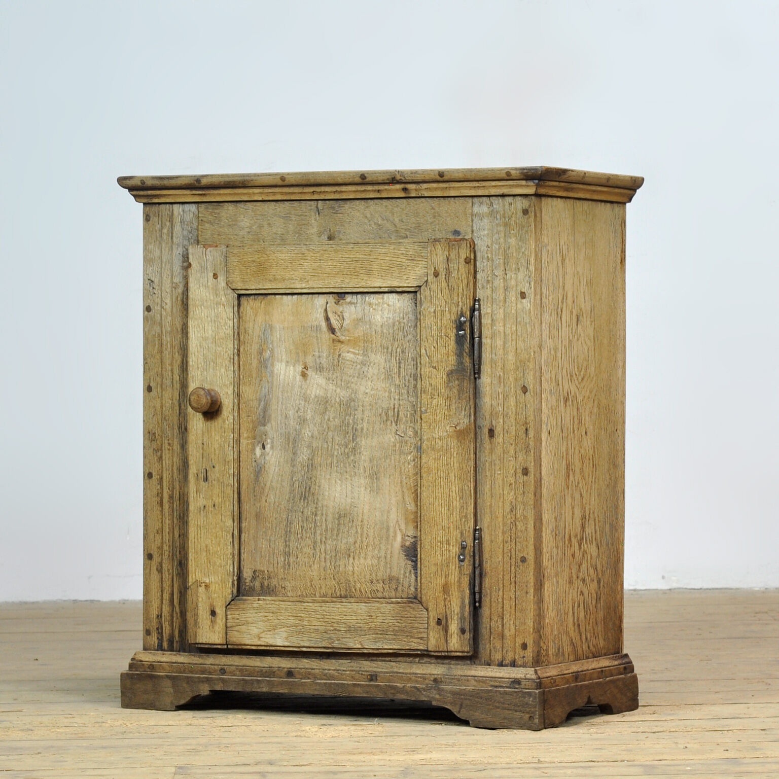 Small oak cabinet, circa 1820