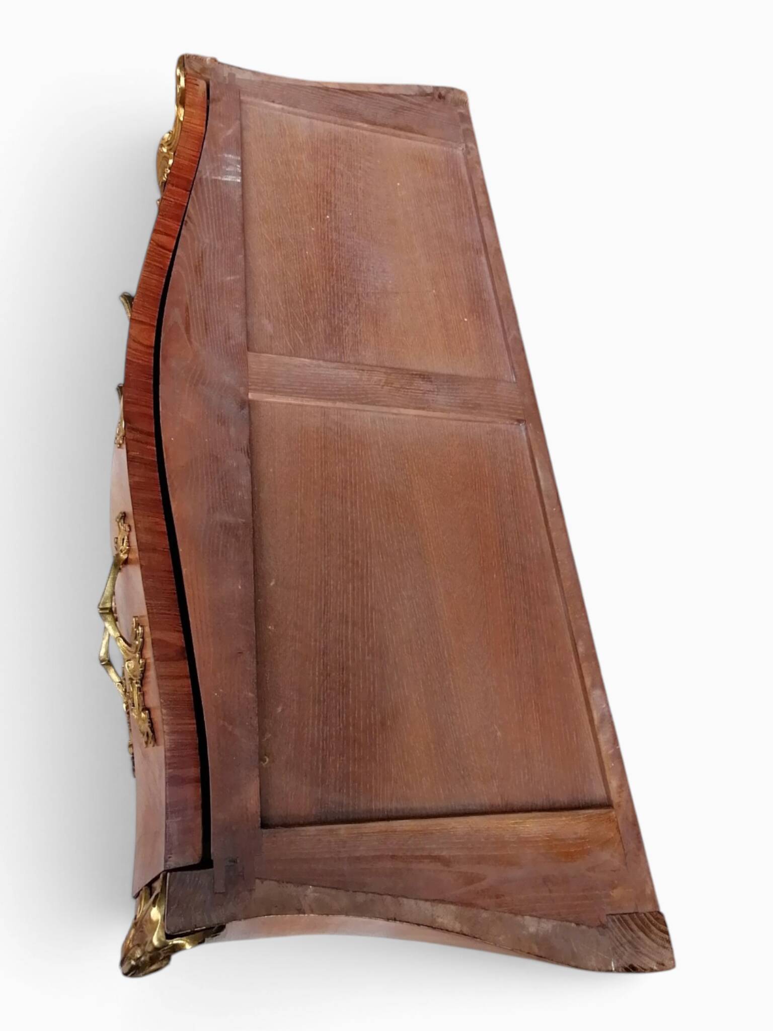 Commode en bois de plaquage, marbre et bronze - Style Louis XV.