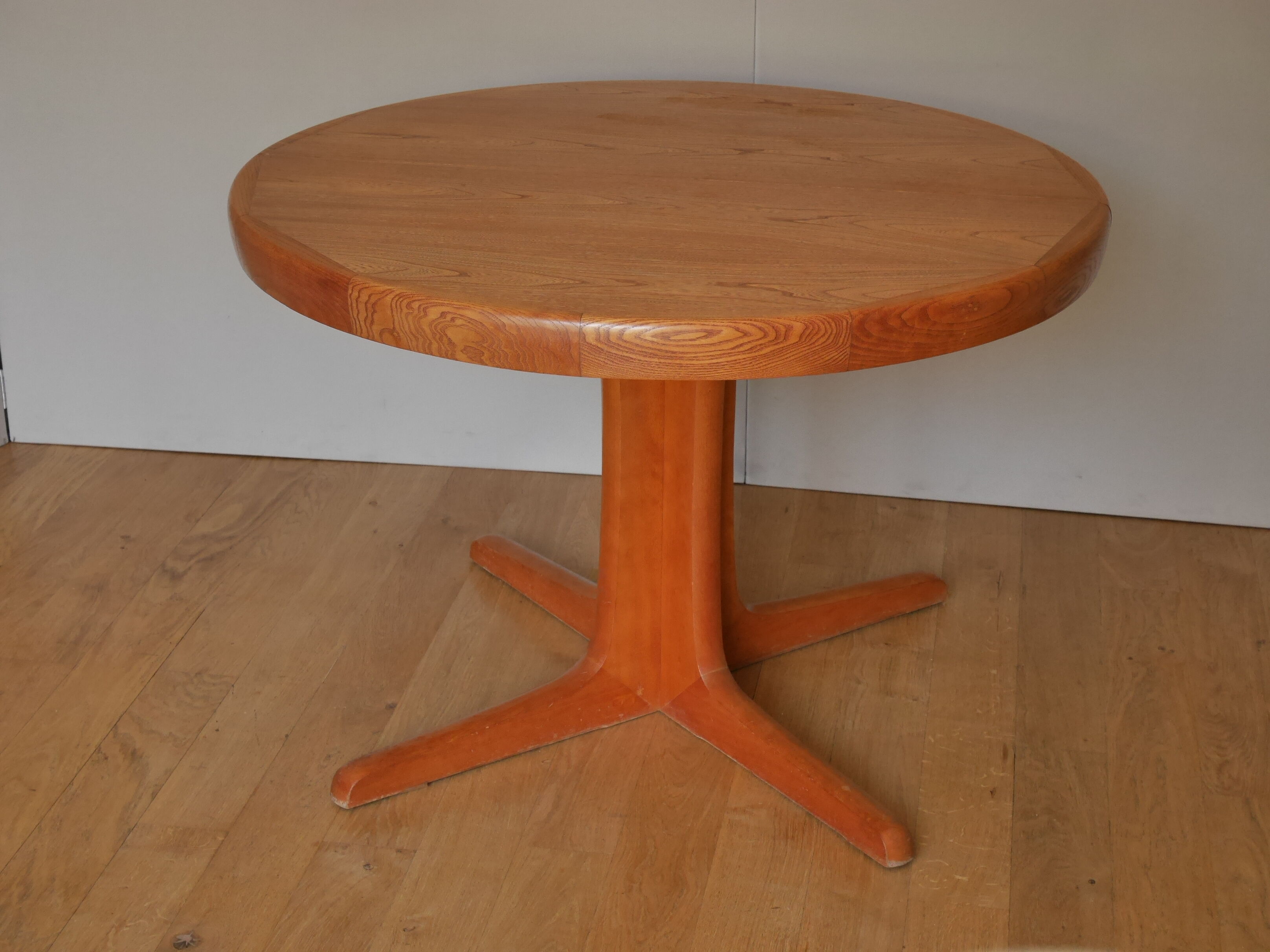 Elm meal table 2 central foot extensions