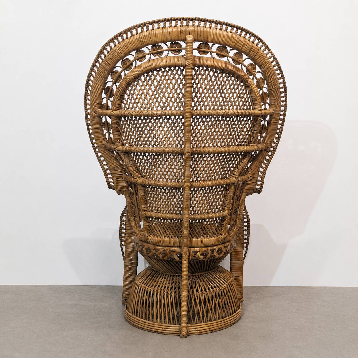 Fauteuil Paon vintage en rotin et osier — années 70