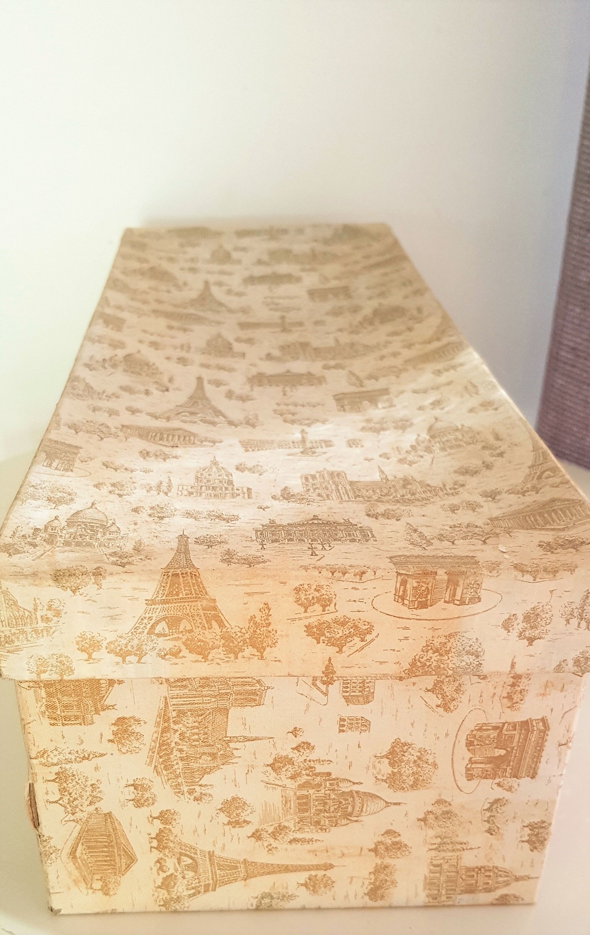 Jug fountain in crystal and gold metal