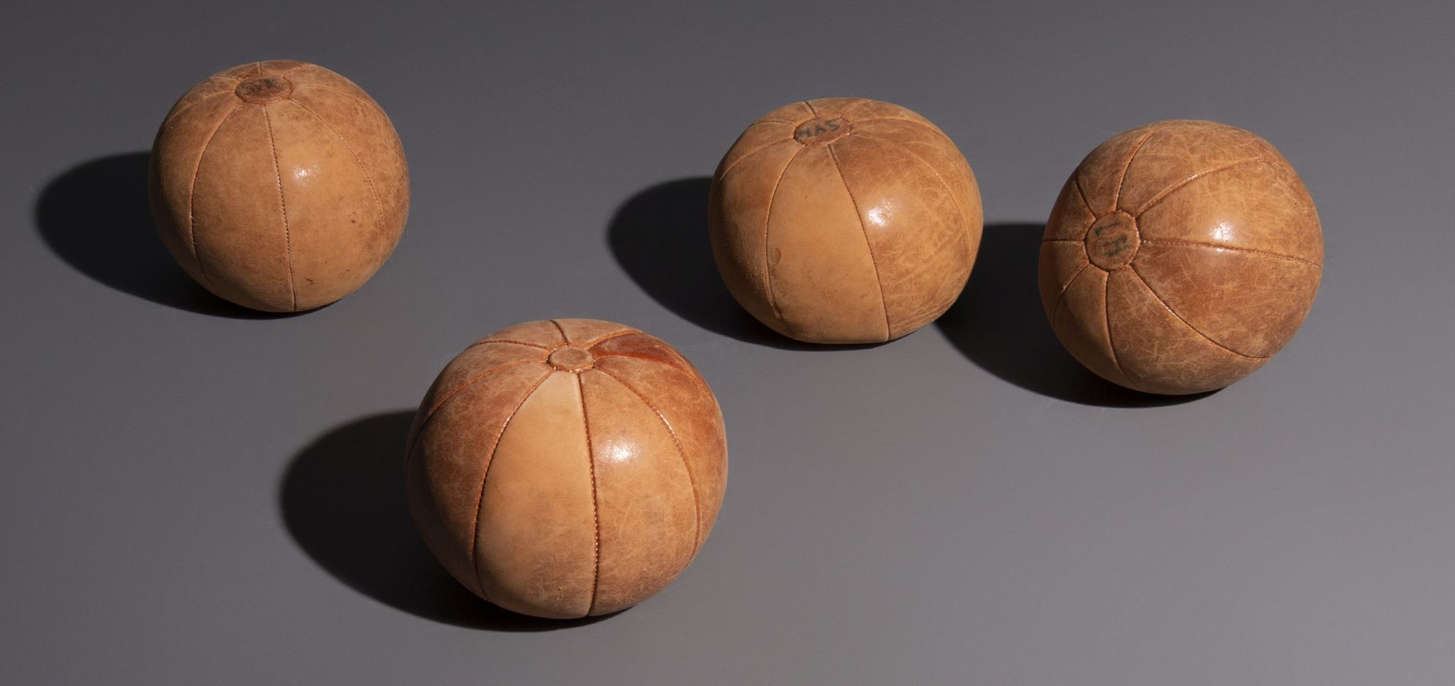 Vintage medicine balloon in dark brown leather, 2 Kg