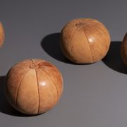 Vintage medicine balloon in dark brown leather, 2 Kg