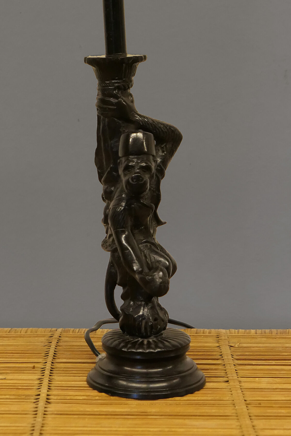 Lamp monkey learned juggler in patinated bronze