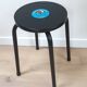 Tabouret d'école rénové avec vinyle