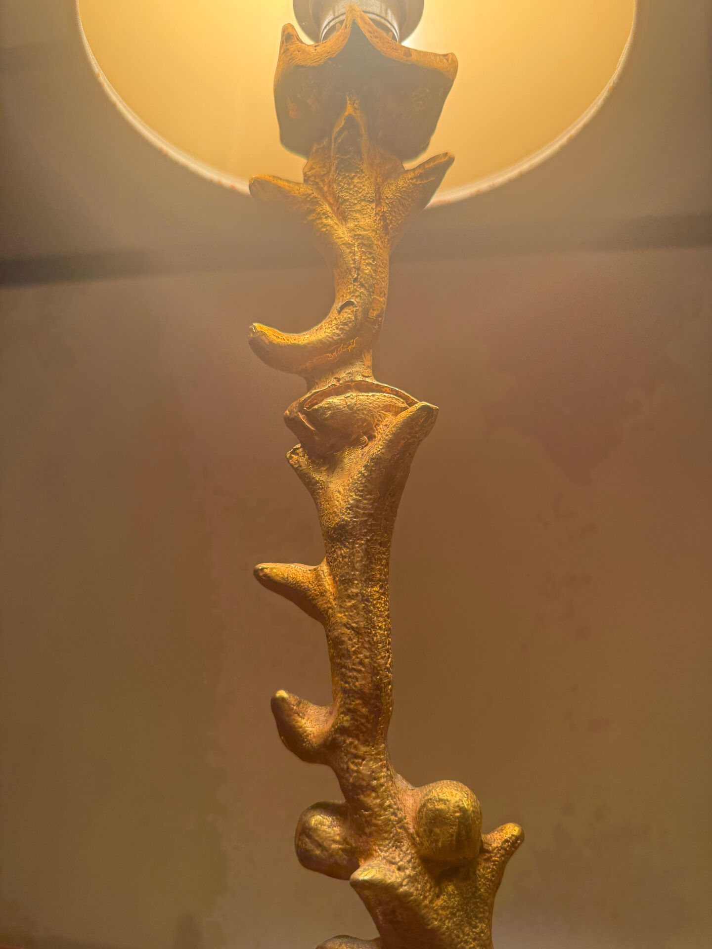 Lampe de table à deux bras en bronze doré par Georges Mathias for Fond
