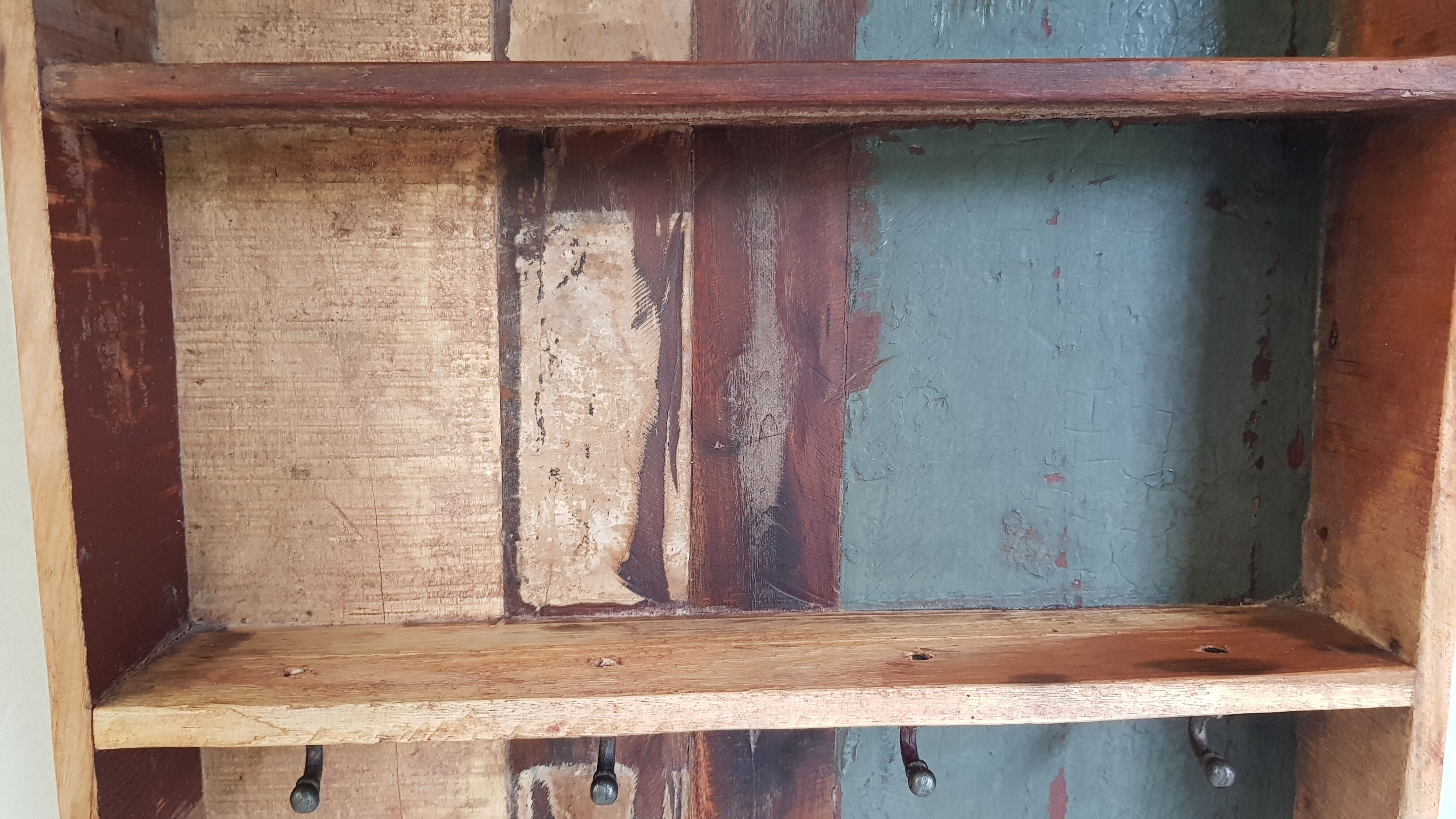 Wall shelf 3 shelves + 4 hooks cast iron in polychrome wood
