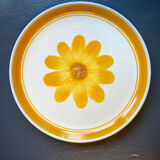 Seven vintage flower power plates