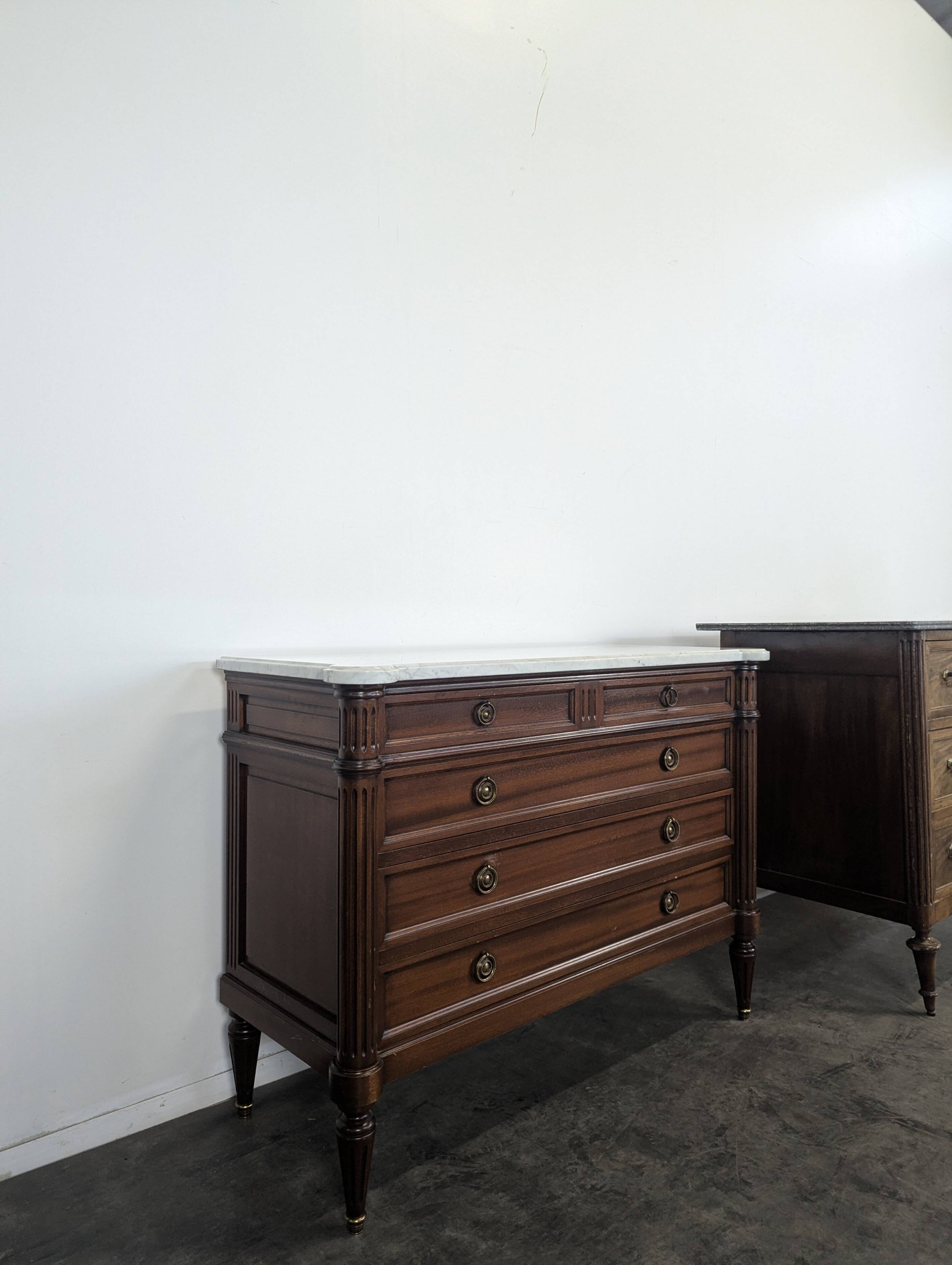 Commode de style Louis XVI en acajou et marbre de carrare