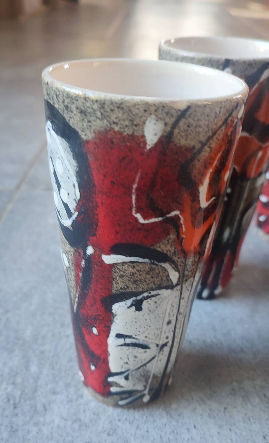 X5 enamelled ceramic mugs with abstract 60s decor