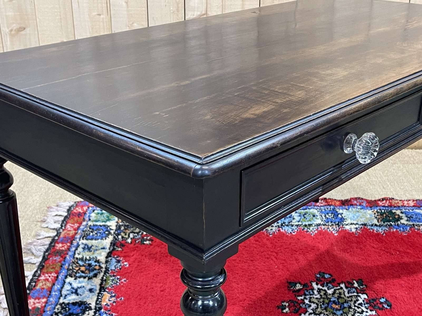 Bureau plat Napoléon III, fin XIXème, en bois noirci.