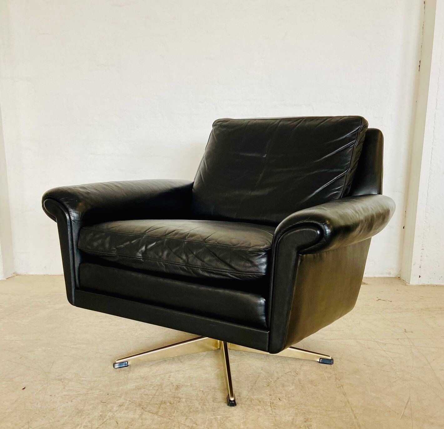 Vintage Danish mid-century leather lounge chair in black leather by G. Thams 1975