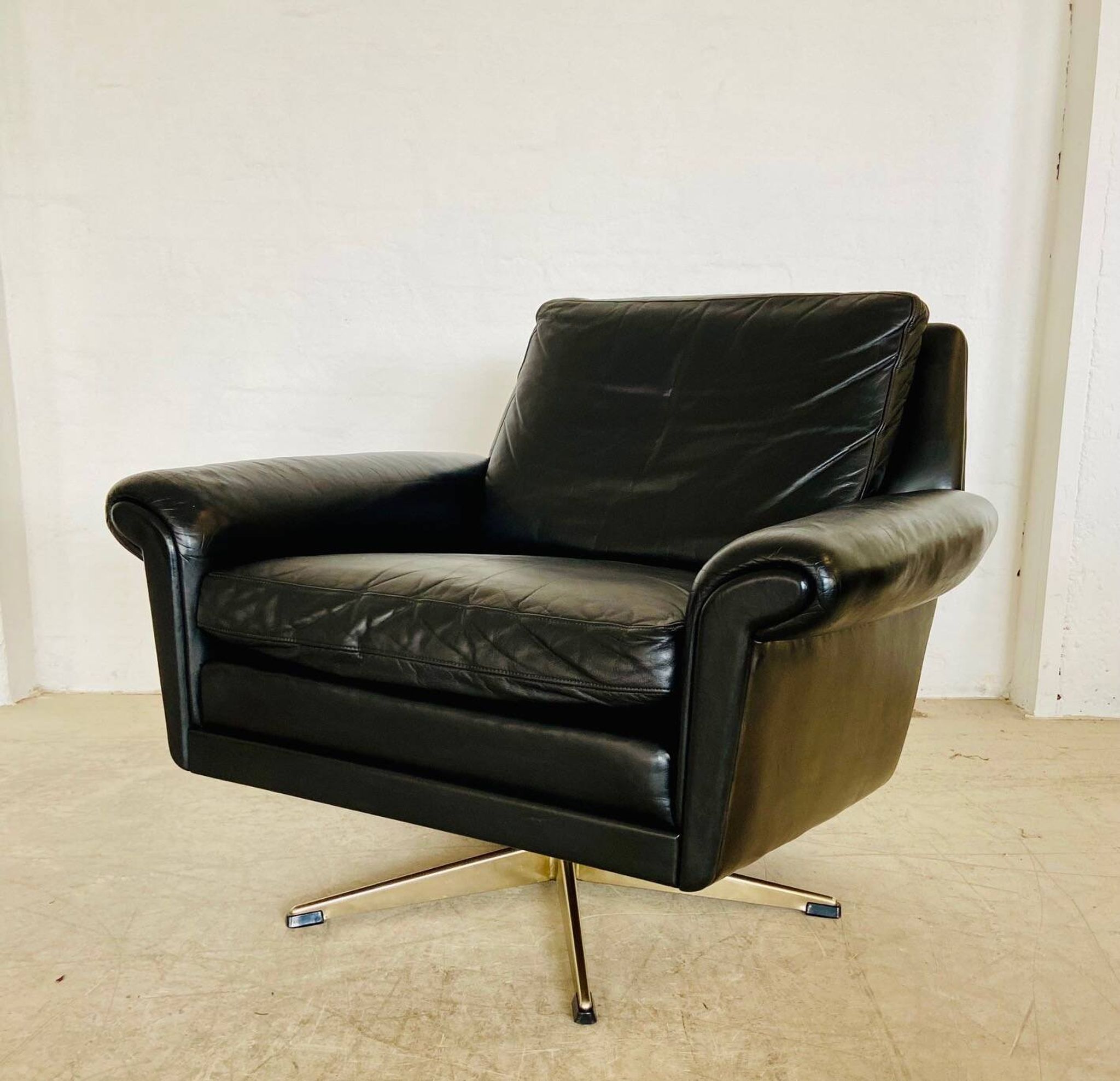 Vintage Danish mid-century leather lounge chair in black leather by G. Thams 1975