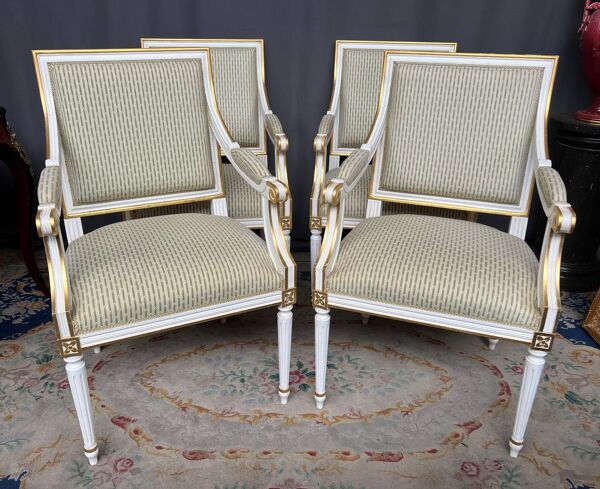 Ensemble de quatre fauteuils classiques Louis XVI. Bois massif.