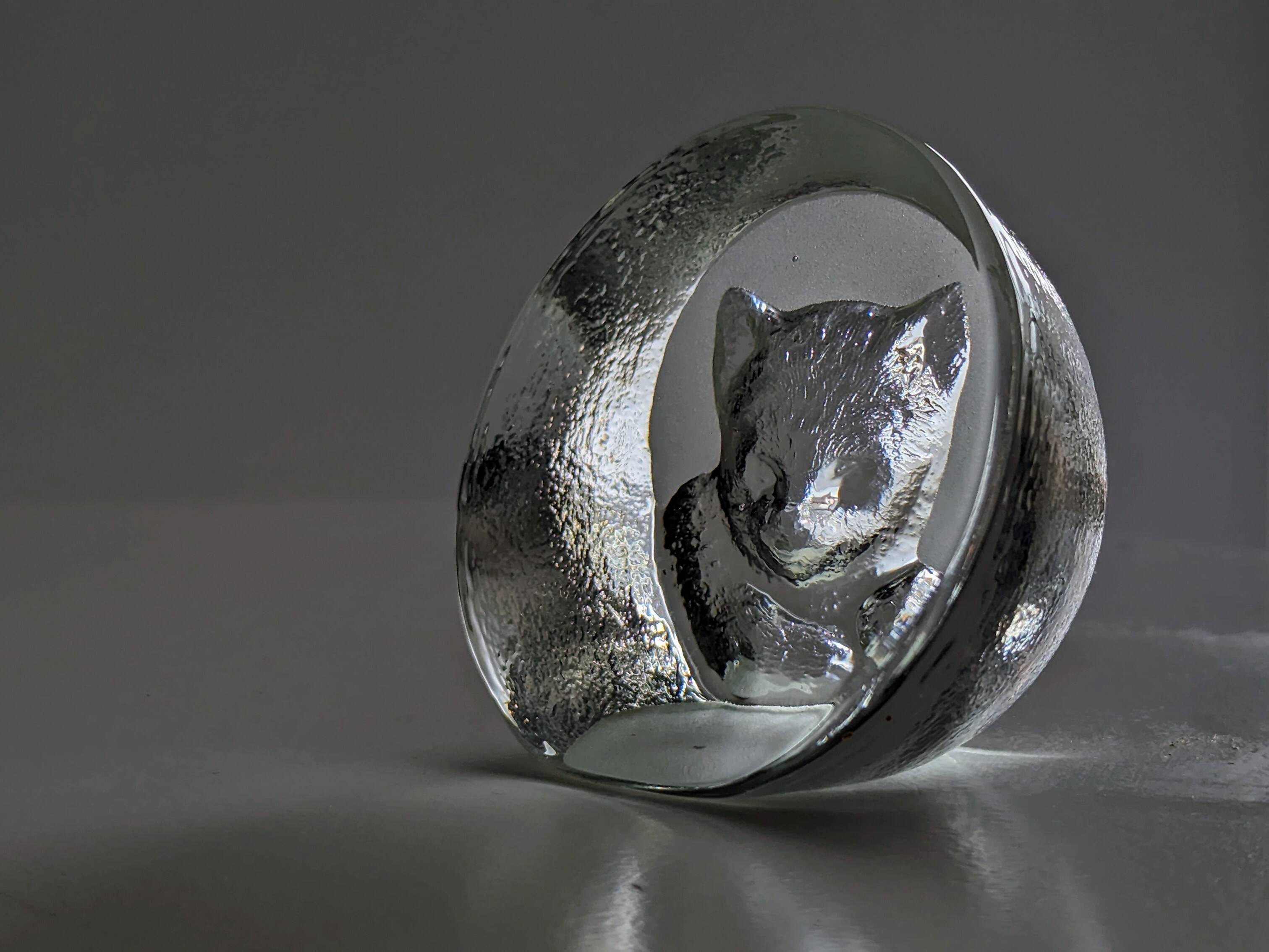 Crystal paperweight - cat face - Mats Jonasson - Målerås Glasbruk - Sweden