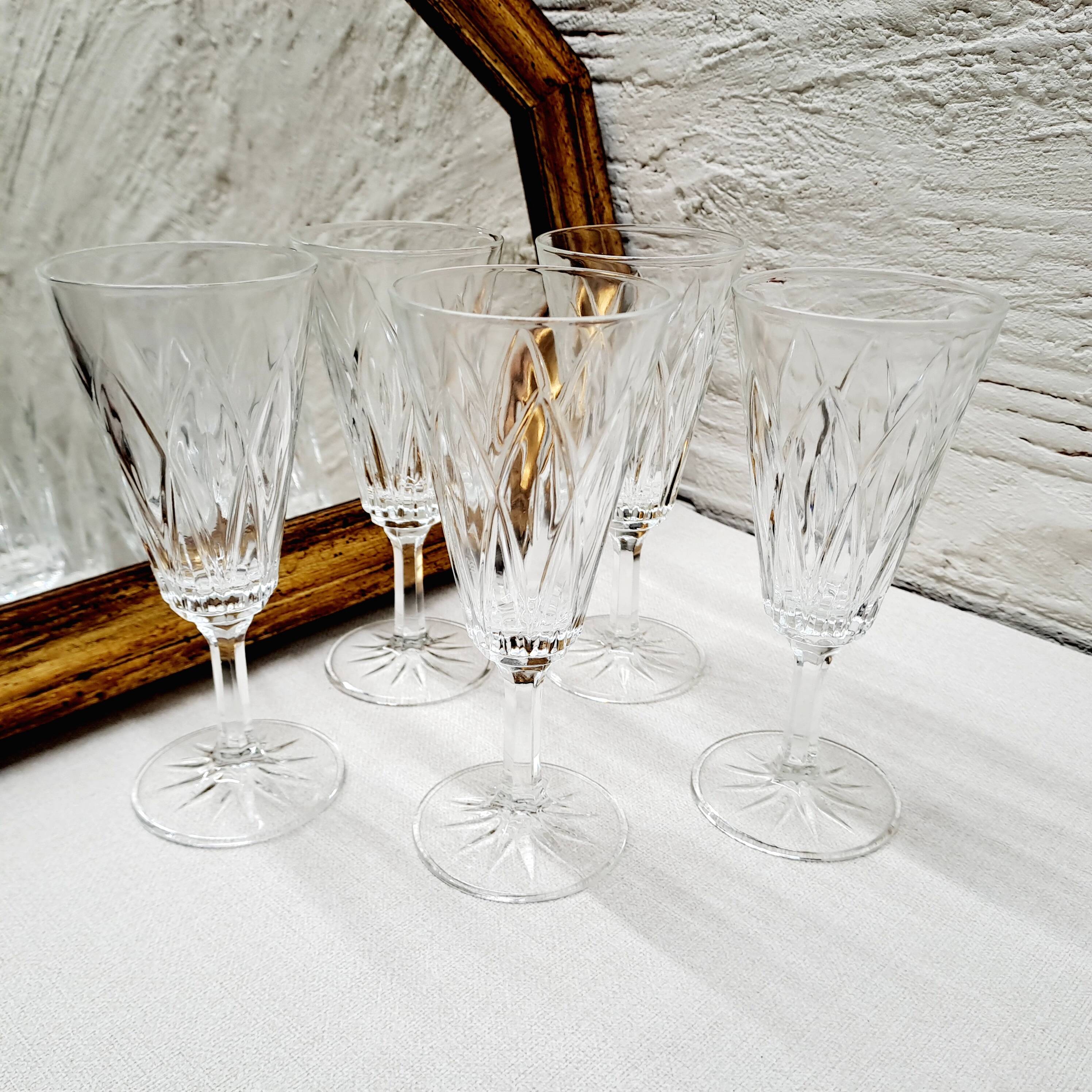 Set of 5 chiseled glass champagne flutes