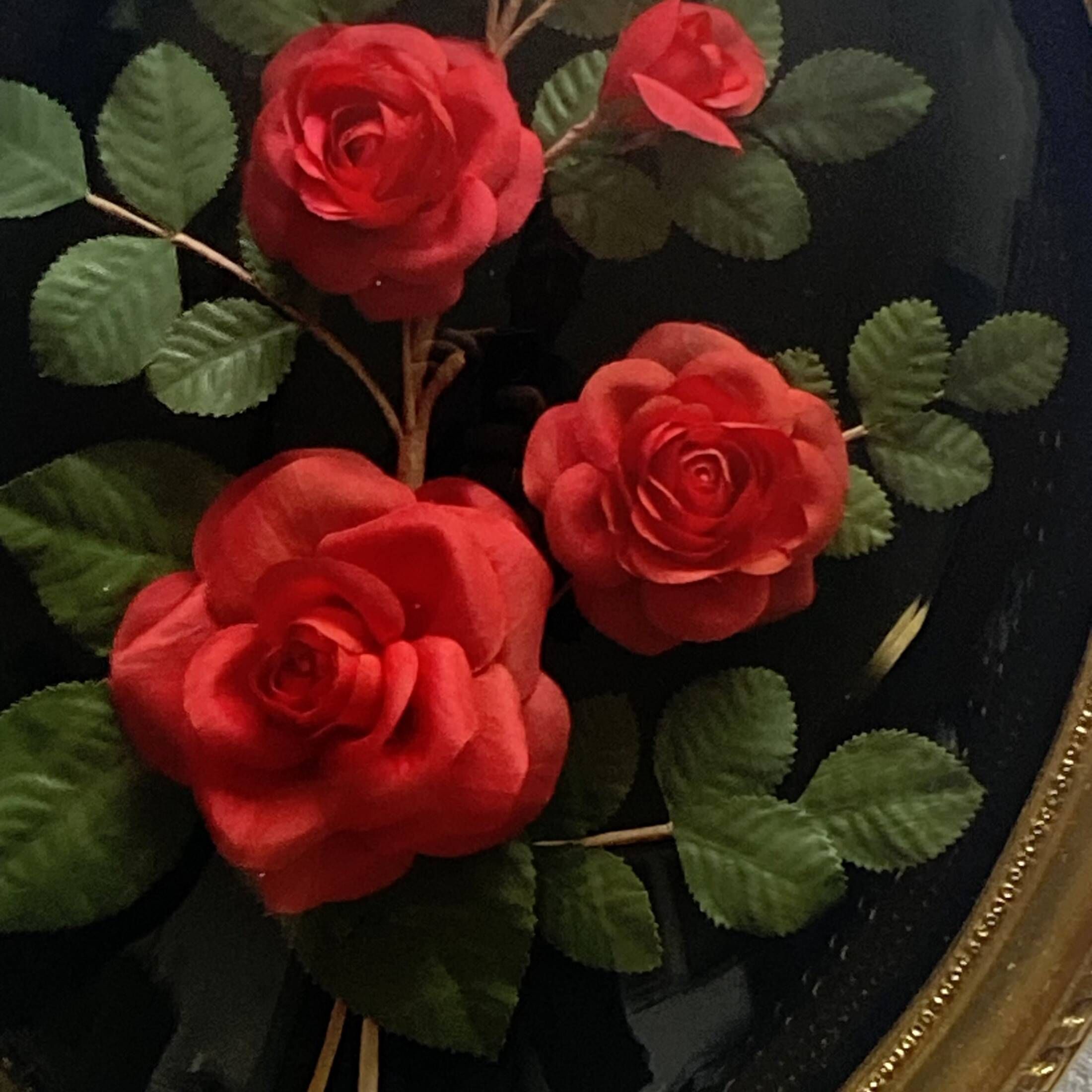 Frame in gilded wood, fabric flowers under vintage curved glass medallion