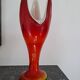 Vase de designer en forme de tulipe années 70, verre soufflé rouge orange, Dragan Drobnjak