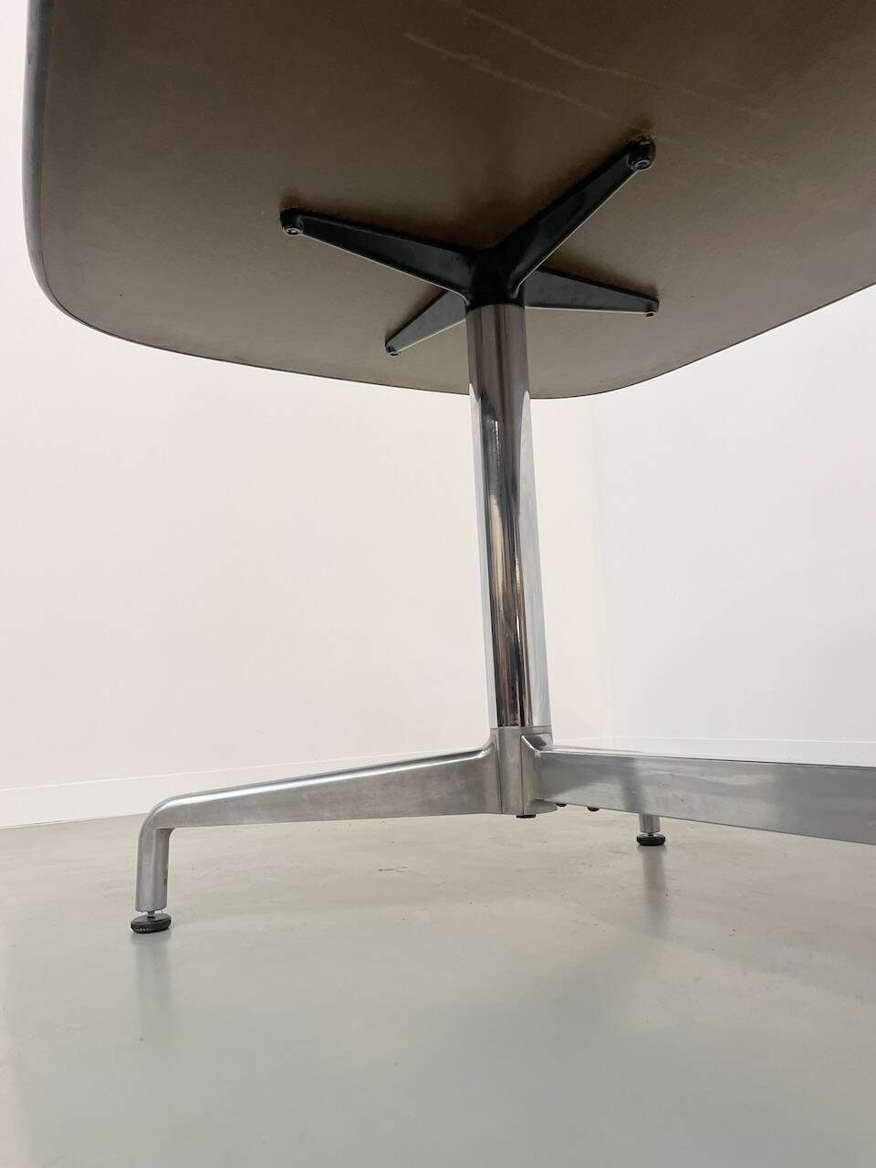 Giancarlo Piretti conference table