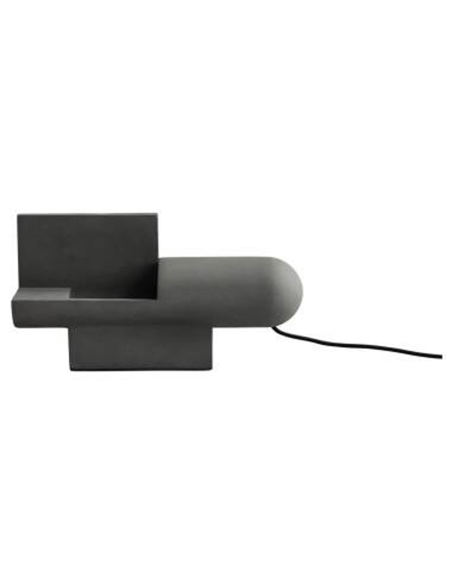 Lampe de table brutaliste en béton, œuvre contemporaine.
