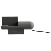 Lampe de table brutaliste en béton, œuvre contemporaine.