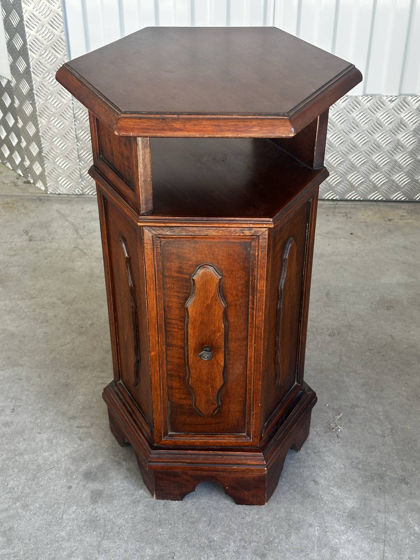 Meuble d’appoint hexagonal en bois d’acajou– XXe siècle