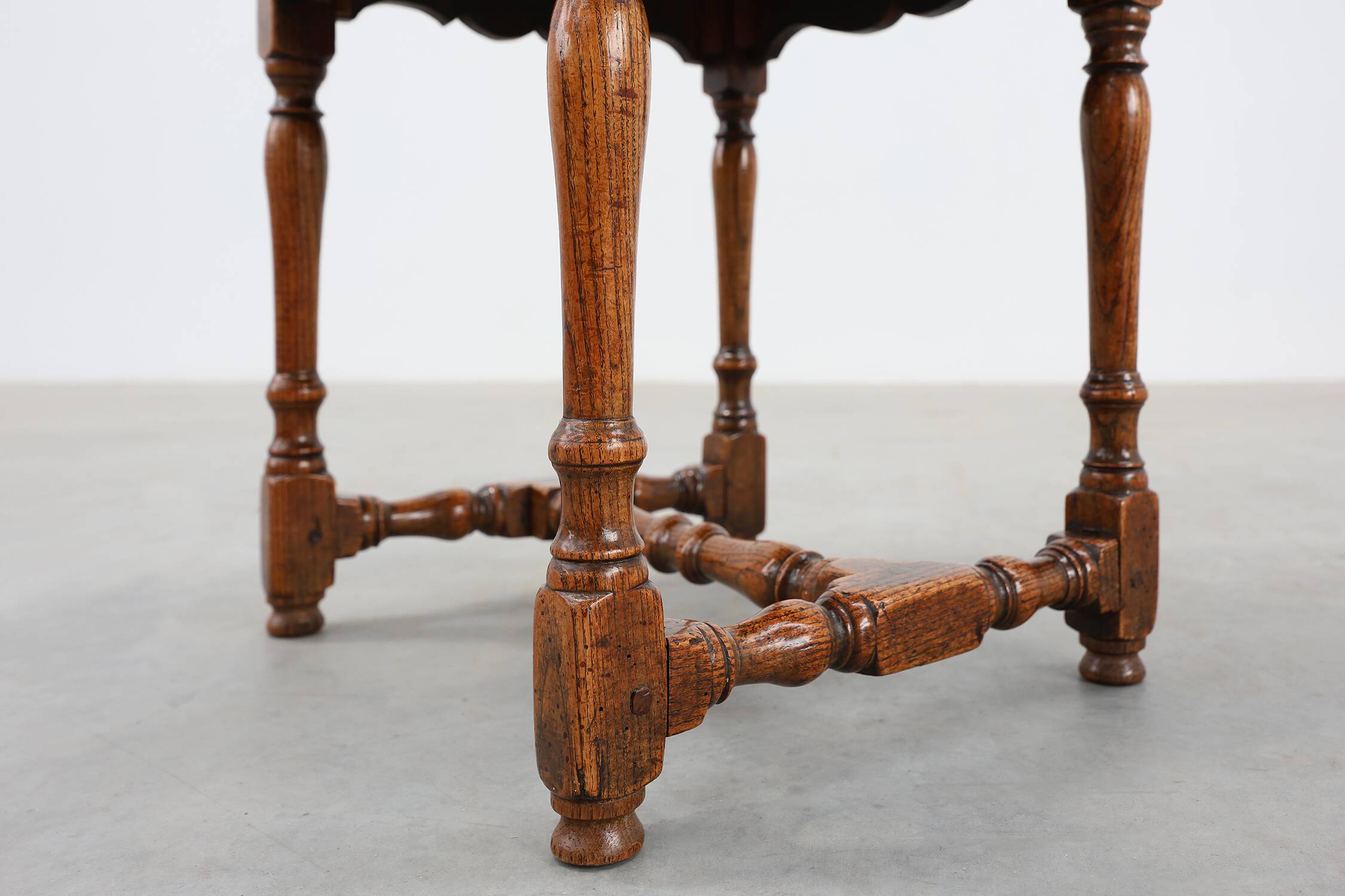Chaise d'appoint en chêne sculpté, France, XVIIIe siècle